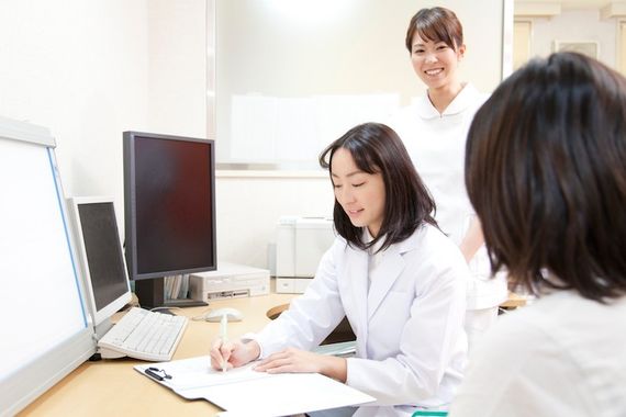 女性の医師