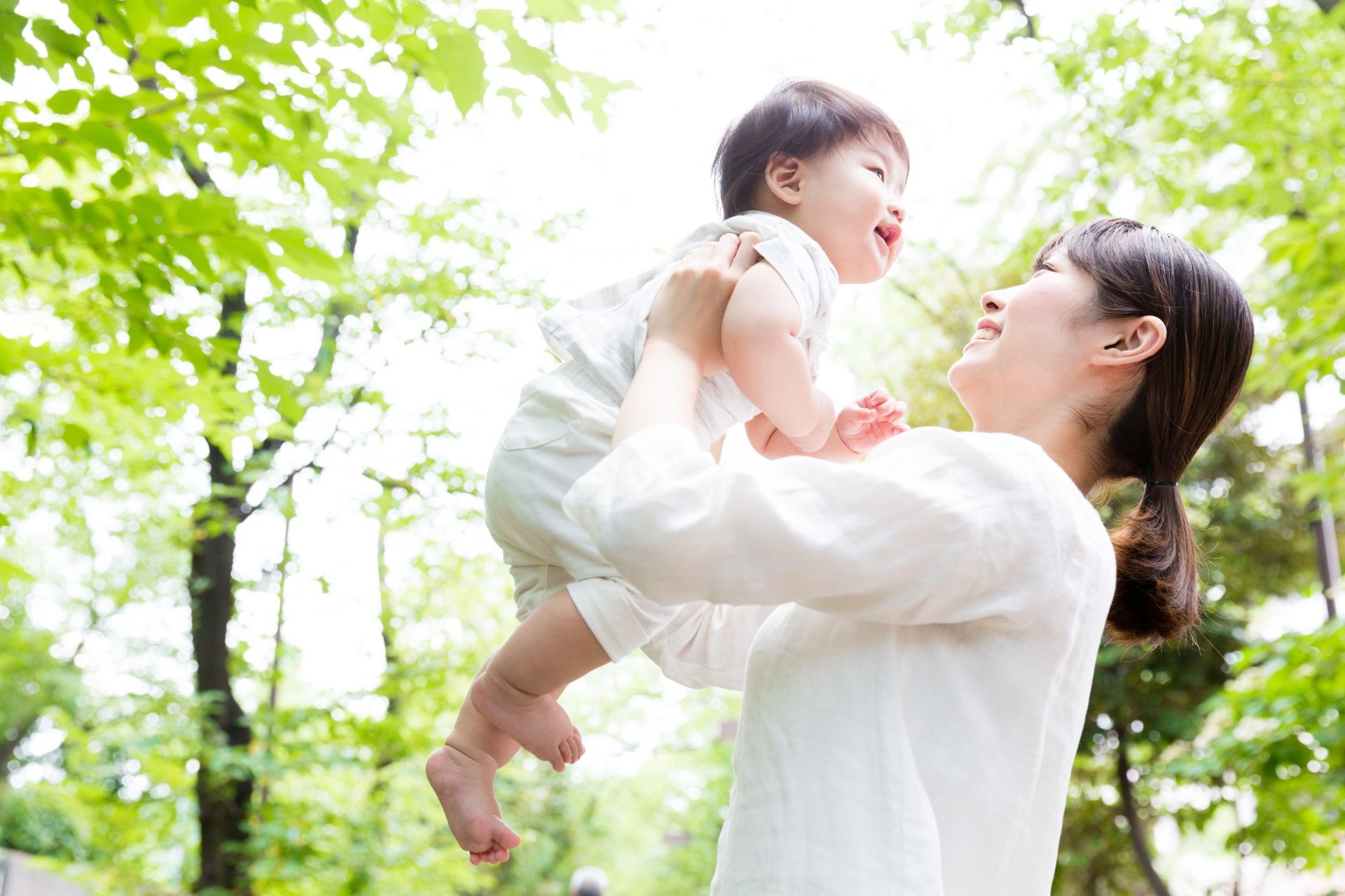 子供を抱っこ